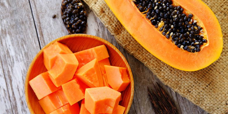 Maschera alla papaya Blog Gravidanza - Le maschere fatte in casa: la nostra maschera di papaia. Come le costose maschere per il viso del reparto cosmetico, la nostra maschera di papaia aiuta con il suo alto contenuto di vitamina C e il principio attivo antirughe della papaina ad una pelle meravigliosamente elastica e compatta.