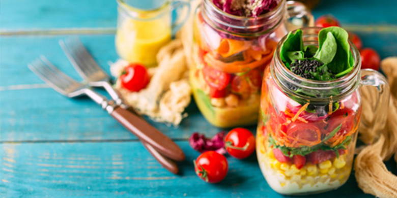 Mason Jar Salad Die Mittagspause im Geschäft ist knapp bemessen, die Versuchung im Take-away das Fertigmenü zu kaufen gross. Die Idee vom geschichteten Salat im Glas stammt aus den USA. Dort nennt man die knackig Snacklösung «Mason Jar  Salad». Die Salatgläser, befüllt mit frischen Zutaten sind schnell vorbereitet.