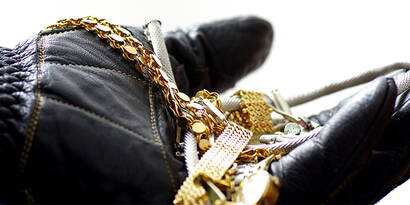 Wertsachenversicherung Für welche Schäden kommt die Wertsachenversicherung auf? Deckt bei einem Einbruch auch die Hausratversicherung einen Teil der Schäden ab? Mehr dazu erfahren Sie in unserem Fachbeitrag zum Thema.