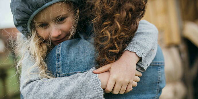 Verein prima-familia Der Verein prima-familia vermittelt Pflegeplätze, begleitet Familien und Pflegeverhältnisse, klärt Untersätzungsbedarf mit den Beteiligten ab, stärkt Eltern in ihren Erziehugsaufgaben, bildetet (Pflege-) Familien in erziehungsrelevanten Themen aus und weiter und bietet begleitetes Besuchtsrecht an.