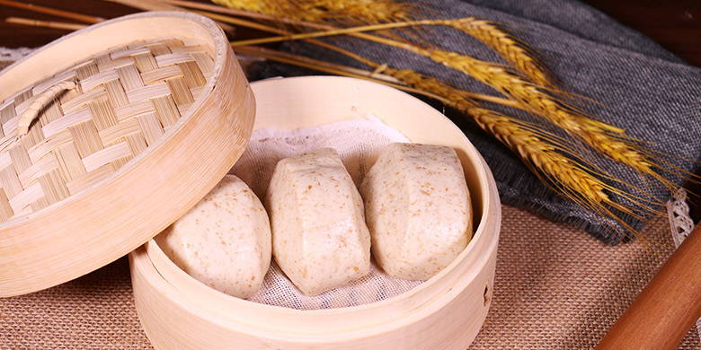 Petits pains de blé complet cuits à la vapeur Blog grossesse - pain maison. Particulièrement pendant la grossesse vous devriez prendre soin de manger des aliments sains et sains. Le pain soda à l'épeautre fait maison, le pain au sésame, les rouleaux d'épeautre complets roulés et les rouleaux de farine complets cuits à la vapeur sont les aliments idéaux.