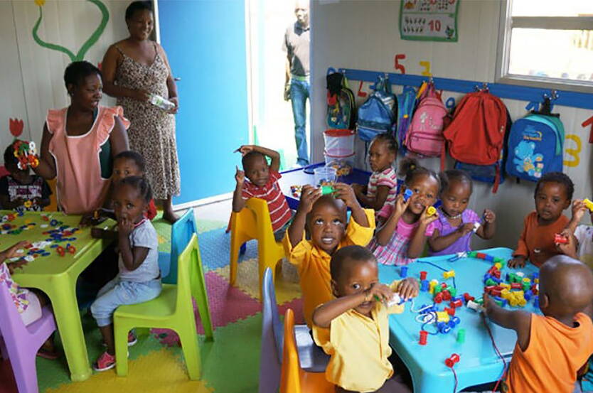 KITA Nkululeko Vor zwei Jahren war unser Team im Einsatz in Südafrika. Dank dem grossen Engagement des Einsatzteams und den grosszügigen Spenderinnen und Spender, konnte die KITA Nkululeko neu gebaut werden. Nun konnte in diesem Jahr ein Erweiterungsbau getätigt werden. Der letzte Projektbesuch seitens JAM Schweiz fand im November 2015 statt. Gerne berichten wir euch vom Projektfortschritt und davon, wie sich die KITA unter der Leiterin „Mama“ Gladys weiter entwickelt hat.