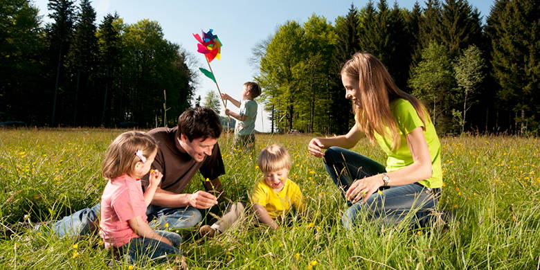 Franchigia Ti stai chiedendo quale franchigia è giusto per te? O perché ci sono diversi franchise a tutti? Quanto sconto ottenete se scegliete una franchigia più elevata? Quanto più alto è il premio se scegliete la franchigia più bassa di 300 franchi invece di 2'500 franchi?