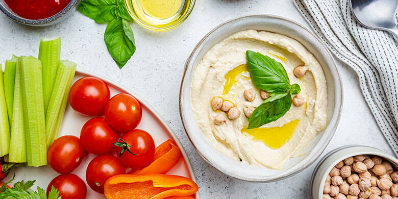 Hummus Unsere 5 Tipps zeigen Ihnen auf, wie Sie ganz einfach auf den lockenden Lieblingsschoggiriegel vom Kiosk oder die "brandgefährliche" Chipstüte von der Tanke verzichten können. Gemüsesticks in Kombination mit einem leckeren Kräuterquark oder Hummus, sind ruckzuck hergestellt & kalorienarm! Mit Rezept