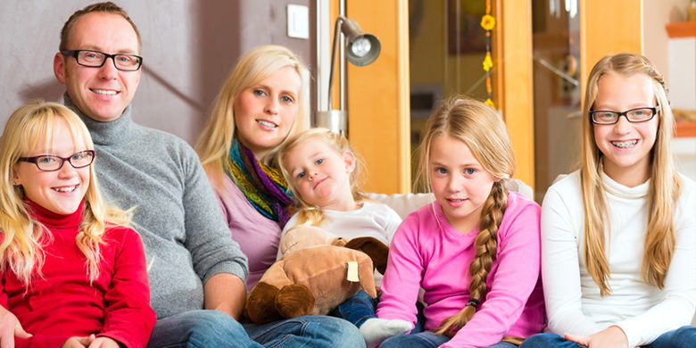 Rabatt Kinderprämie Wer mehr als zwei Kinder im Familienvertrag bei derselben Krankenkasse grundversichert, profitiert von zusätzlichen Reduktionen auf Selbstbehalt und Franchise. Zusätzlich gewährt die Helsana-Gruppe ab dem 3. Kind 60% Rabatt auf dem KVG und der Familienverein PRO LIFE übernimmt die KVG-Prämie ab dem 5. Kind.