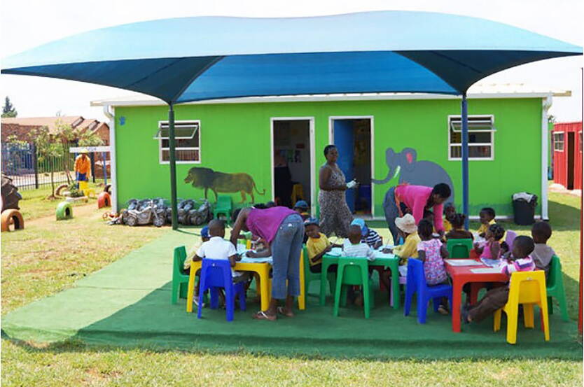 KITA Nkululeko «Ich bin sehr glücklich! Früher haben die Kinder oft geweint. Heute gehen sie so gerne zur Schule, dass sie ihren Müttern sagen, dass sie nicht zu kommen bräuchten, um sie wieder abzuholen! Sie würden sogar gerne auch am Wochenende in die Schule kommen!»