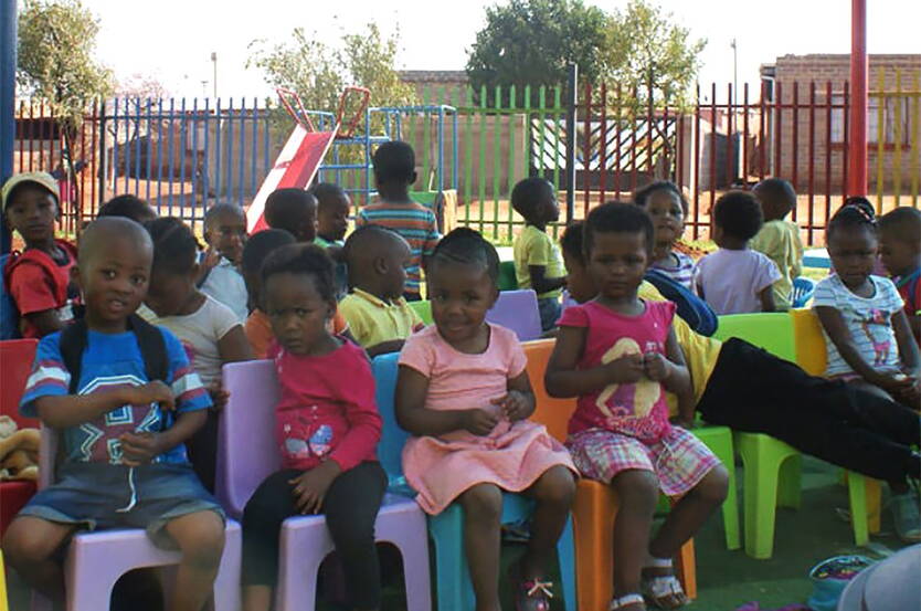 KITA Nkululeko Es ist nun dreieinhalb Jahre her, seit der Makeover der Kindertagesstätte Nkululeko. Noch immer sieht die KITA aus wie neu. Mama Gladys begegnet aber auch immer wieder neuen Herausforderungen, welche es zu bewältigen gilt.