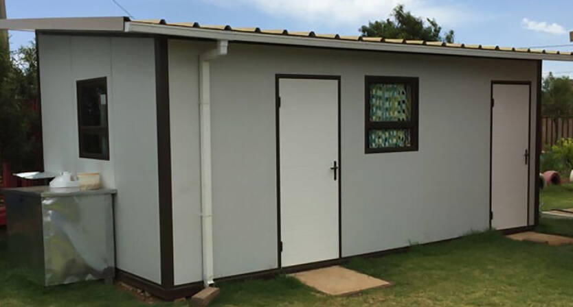 Die neue Küche der KITA Nkululeko Endlich ist es soweit, dass neue Küchengebäude steht und wird bereits fleissig genutzt. Nicht nur den JAM-Brei kochen Gladys und ihre Mitarbeiterinnen in der neuen Küche, auch das Gemüse aus dem Kita-Garten, welcher von uns angelegt wurde, wird gekocht und sorgt für willkommene und vitaminreiche Abwechslung auf dem Speiseplan der Kinder.