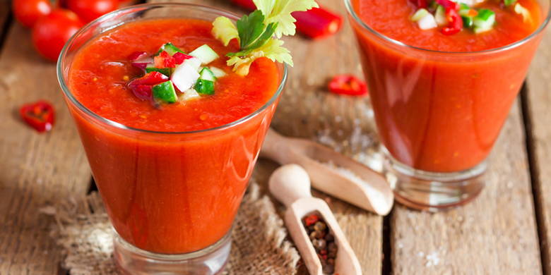 Gazpacho de tomates Gazpacho aux tomates - Les jours chauds et les nuits tropicales, il est particulièrement important de boire suffisamment. La nourriture est difficile pour beaucoup de gens à des températures supérieures à 25 degrés, parce que le corps est occupé avec l'auto-refroidissement, de sorte qu'il ne reste pas d'énergie pour la prise de nourriture et la digestion.
