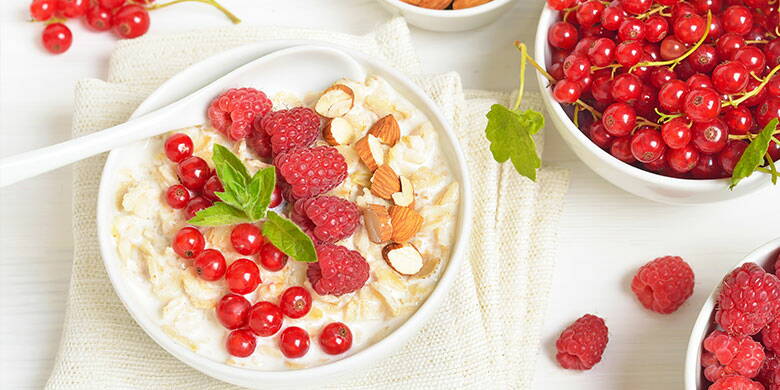 Porridge aux baies ou aux fruits Nos 5 conseils vous montrent comment vous pouvez facilement vous passer de votre tablette de chocolat préférée au kiosque ou du sachet de chips "très dangereux" de la station-service. Les Britanniques ne sont pas les seuls à apprécier un délicieux porridge. Complété par des baies ou des fruits, le plat de résistance idéal par excellence