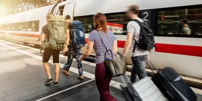 Assicurazione di annullamento del viaggio Assicurazione annullamento viaggio | La copertura di base di un'assicurazione di viaggio comprende solitamente i rischi di annullamento e l'assistenza personale. L'assicurazione annullamento paga se la persona assicurata non è in grado di intraprendere il viaggio prenotato e pagato per determinati motivi. Rischi e costi