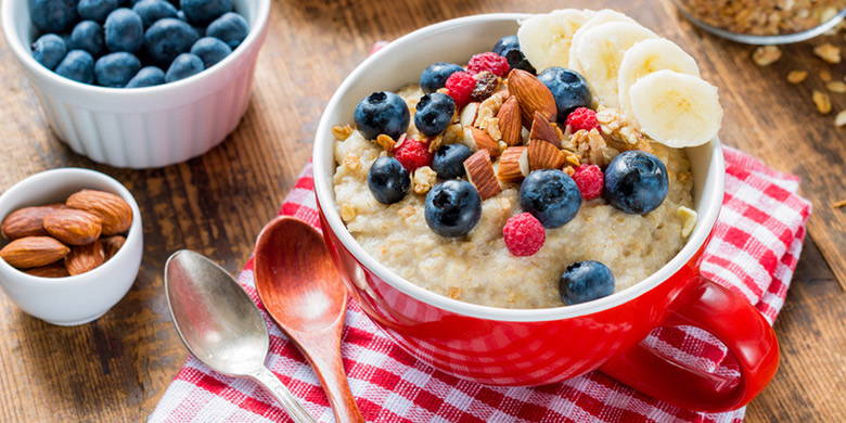 Porridge Blog Gravidanza - Porridge. L'avena, la varietà di cereali sottovalutata, aiuta contro i vari disturbi di gravidanza durante la gravidanza. Avena porridge aiuta a raggiungere una sensazione di sazietà di lunga durata, lega l'acido gastrico (bruciore di stomaco, bruciore di stomaco, mal di mattina) e contiene poco zucchero.