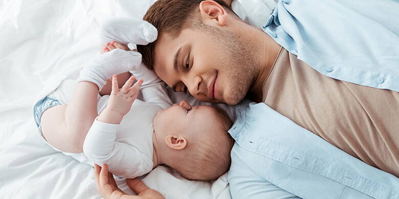 Cadeau à la naissance Qui verse une allocation de naissance ? Entre autres, l'association familiale PRO LIFE. L'ajout à la famille apporte, en plus de beaucoup de joie, un fardeau financier supplémentaire. Une trousse de premiers soins, une poussette et un lit, Maxi-Cosi, un sac à couches, une écharpe porte-bébé et bien plus encore. L'allaitement maternel est facile pour le budget familial.
