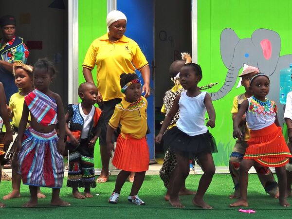 Die Kinder von Nkululeko Dank dem Bauteam und der Grosszügigkeit von vielen Personen, Firmen und Institutionen, haben die Kinder nun die Voraussetzungen, die sie benötigen, um zu spielen und zu lernen. Die Entwicklungsorganisation JAM beobachtet aufmerksam den Fortschritt der Kita und es freut uns unwahrscheinlich zu hören, wie sich die Entwicklung der Kinder – sozial, emotional und intellektuell – durch diese positive Veränderung beschleunigt.