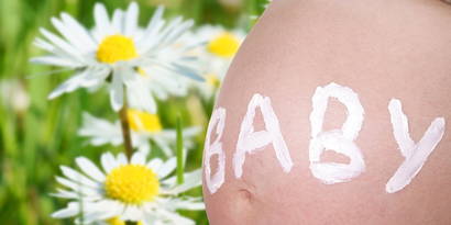 26. Schwangerschaftswoche 26. Schwangerschaftswoche. Benutzen Sie immer noch dieselben Pflegeprodukte wie vor der Schwangerschaft oder sind Sie inzwischen auf mildere und hautfreundlichere Erzeugnisse ausgewichen? Strahlend schöne Schwangere mit makelloser Haut.