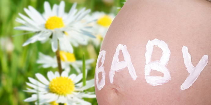 26. Schwangerschaftswoche 26. Schwangerschaftswoche. Benutzen Sie immer noch dieselben Pflegeprodukte wie vor der Schwangerschaft oder sind Sie inzwischen auf mildere und hautfreundlichere Erzeugnisse ausgewichen? Strahlend schöne Schwangere mit makelloser Haut.