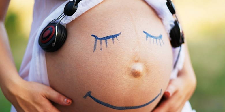 28. Schwangerschaftswoche 28. Schwangerschaftswoche. Langsam wird es eng in der Gebärmutter und Ihr Kind hat für seine Turnübungen nicht mehr so viel Platz wie vorher. Noch kann es sich drehen und wenden- Auch wenn sein Köpfchen momentan noch nicht unten liegt, brauchen Sie sich keine Sorgen zu machen.