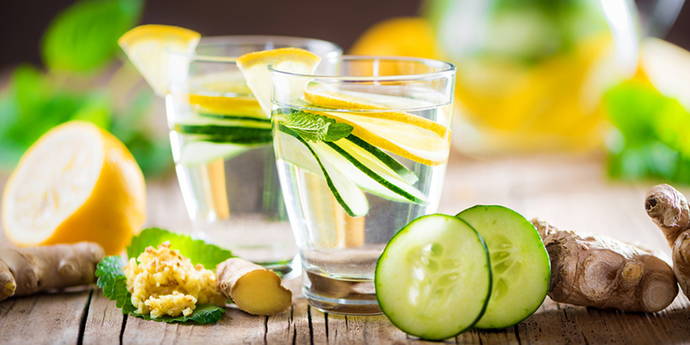 Gurkenwasser mit Ingwer Nichts stillt den Durst besser als Wasser. Tauche ein in die Geschmacksvielfahlt von aromatisiertem Wasser. Früchte, Gurken, Zitronen, Limetten und Kräuter eignen sich für die Herstellung von Detox Getränken. Ingwer hilft gegen Schwangerschaftsübelkeit. Aromawasser ist reich an Vitaminen und kalorienarm.