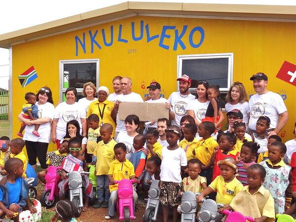 KITA Nkululeko in Südafrika Vor zwei Jahren war unser Team im Einsatz in Südafrika. Dank dem grossen Engagement des Einsatzteams und den grosszügigen Spenderinnen und Spendern, konnte die KITA Nkululeko neu gebaut werden.