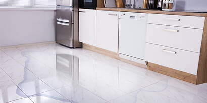 Wasserschaden in der Mietwohnung – zahlt meine Versicherung? Versuchen Sie den Schaden umgehend zu beheben und melden Sie sich anschliessend direkt bei Ihrer Versicherung. Halten Sie die Telefonnummer der Schadenabteilung und Ihre Policennummer immer griffbereit.