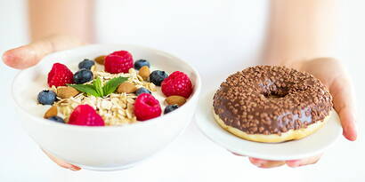 5 snack salutari contro gli attacchi di appetito vorace Le nostre 5 idee di snack salutari con un potenziale di dipendenza, ispirano non solo le donne incinte, ma anche tutti coloro che sono afflitti da desideri. Suggerimenti su come si può facilmente fare a meno dell'invitante barretta di cioccolato preferita del chiosco o della borsa di patatine "altamente pericolosa" del distributore di benzina