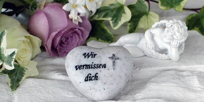 Fehlgeburt – unser Sternenkind Beratung Herzensspende – Frau Bianchi erlitt eine Fehlgeburt in der 12. Schwangerschaftswoche! Eine tiefe Trauer überkam sie. Zu allem hinzu flatterte eine hohe Rechnung der Krankenversicherung ins Haus. PRO LIFE übernimmt als freiwilliger Beitrag die Kostenbeteiligung für den Krankenversicherer.