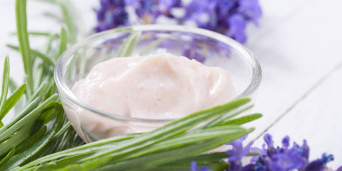Crème pour les mains à la lavande Lavande apaisante, anti-inflammatoire et cicatrisante. Puisque l'odeur séduisante provient des fleurs, nous n'en avons besoin que pour la production. Qui veut faire du bien à sa peau, se replie sur de la crème pour les mains qu'il s'est fabriquée lui-même pour les soins de la peau en douceur. Instructions simples pour la production.