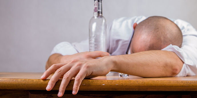 Alkoholismus Seit der Trennung von ihrem Mann geht es ihnen finanziell immer schlechter. Ihr Mann leidet an einer Alkoholabhängigkeit und will sich nicht helfen lassen. Die Kinder sind noch klein und die ganze Verantwortung liegt bei ihr. Die Alimente bleiben aus, was für Frau Müller zu einer zusätzlichen Belastung wird.