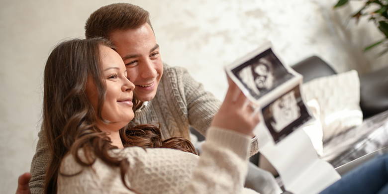 Ultraschall Schwangerschaft 20. Schwangerschaftswoche. Sie möchten das Geschlecht Ihres Kindes schon wissen? Mit etwas Glück erfahren Sie dieses (auf Nachfrage) bei der nächsten Vorsorgeuntersuchung von Ihrem Arzt. Junge oder Mädchen? Rosa oder hellblau? Diese Fragen stellen Sie sich sicher schon länger.