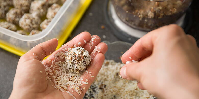 Palline vegane per l'allattamento al seno con datteri, albicocche e scaglie di cocco Le palline energetiche sono fatte senza l'aggiunta di zucchero domestico raffinato. Ottengono la loro dolcezza da ingredienti come datteri, miele, agave o sciroppo d'acero, frutta secca o banane.