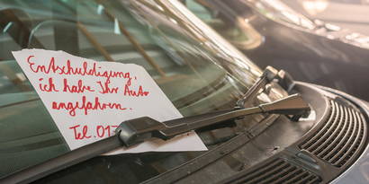 Parkschaden Parkschaden – Kratzer im Lack, Beule im Blech oder abgefahrener Seitenspiegel?  Die Parkschadenversicherung hilft weiter! Doch wer hilft, wenn der Unfallverursacher*in Fahrerflucht begeht? In diesem Fall kommt der nationale Garantiefonds zum Tragen. Mehr dazu können Sie in unserem Beitrag nachlesen.