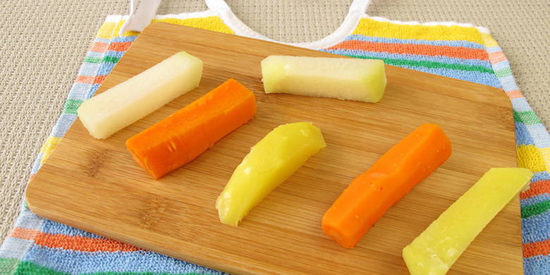 Fingerfood per i più piccoli Blog Gravidanza - Finger food per i più piccoli - deliziose varianti per la casa e in movimento. Quali verdure da offrire crude, quali cotte? Zucchine, patate dolci, pastinaca e kohlrabistängeli, mini pancake, biscotti all'avena con salsa di mele, wafer di mais e riso e fette di frutta fatte in casa.