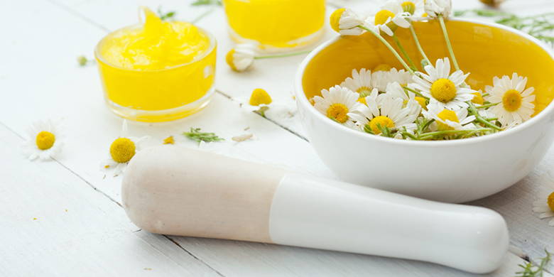 Hautpflege Schwangerschaft 12. Schwangerschaftswoche. Hautpflege während der Schwangerschaft. Ist Ihnen aufgefallen, dass sich Ihr Hautbild allmählich verändert? Der Hormonschub ist dafür verantwortlich und bringt den einen werdenden Müttern eine strahlende Haut, den anderen leider eine Problemhaut mit.