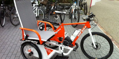 Geburtsgebrechen Die Cerebrallähmung ihres Sohnes hielt die Familie nicht davon ab, tolle Veloausflüge mit ihm zu unternehmen. Dario ist inzwischen zu gross für das Velositzli. Die Familie hält nach einem anderen Gefährt Ausschau – ein Spezialvelo mit Seitenwagen. Für die Familie unerschwinglich – die Herzensspende hilft.