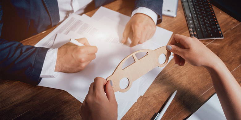 Assicurazione casco Assicurazione dello scafo per il mio veicolo a motore - Cosa devo assicurare? Cosa posso assicurare? Cosa ha senso? Chi può aiutarmi a trovare la migliore copertura assicurativa? Incendio, pericoli naturali, furto, rottura di vetri, collisione con animali, atti intenzionali, danni alla martora, danni al parcheggio, rotture, ecc.