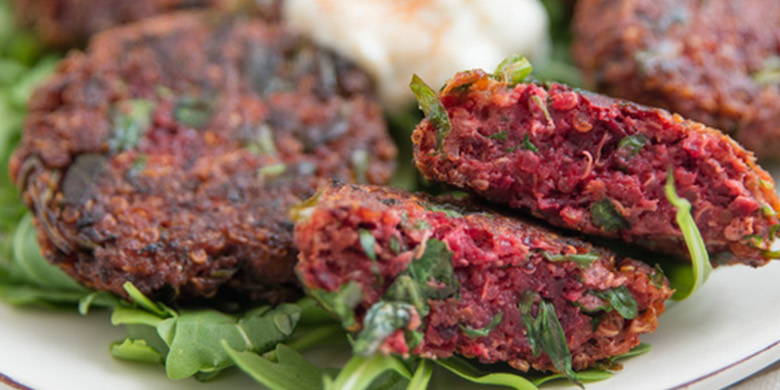 Fingerfood Frittelle di barbabietola Blog bèbè – Fingerfood Frittelle di barbabietola (a partire dall'11° mese). Per la massa grattugiata sono necessari 500 g di barbabietola cotta e finemente schiacciata con una forchetta, due foglie di cavolo tritate e cotte al vapore, due cucchiai di fiocchi d'avena, 20 g di semi di lino (lasciare gonfiare) e farina di farro.