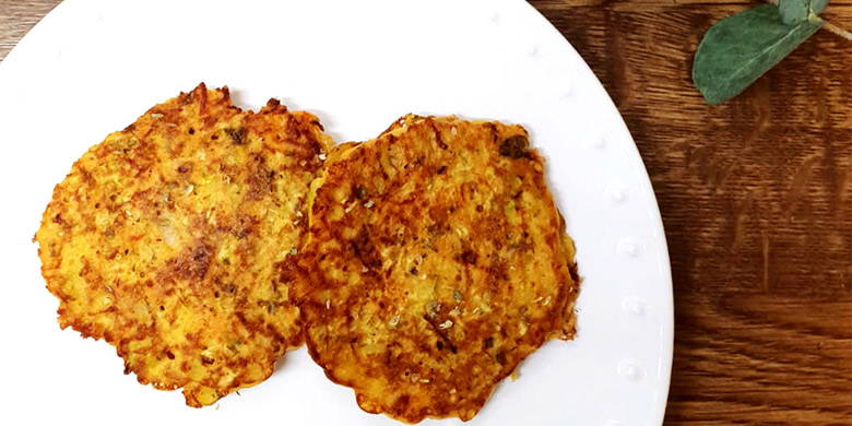 Fingerfood Frittella di sedano e carote Blog bèbè | Fingerfood Frittelle di sedano e carote (dal primo compleanno). Per la massa gramigna servono una carota, sedano rapa, circa un quarto di sedano piccolo, due uova, quattro cucchiai di farina integrale di farro e mezzo decilitro di riso o latte d'avena.