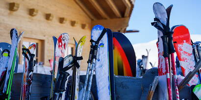 Skis et snowboards volés ou endommagés - qui paie? Qui paie s'il y a un incendie dans l'appartement loué ? Conseils et faits sur le thème de l'incendie de maison - cause et prévention. Téléchargez les fiches d'information sur le sujet et lisez les recommandations du centre de conseils en prévention des incendies. Les détecteurs de fumée, les couvertures coupe-feu et les numéros d'urgence sont toujours à portée de main.