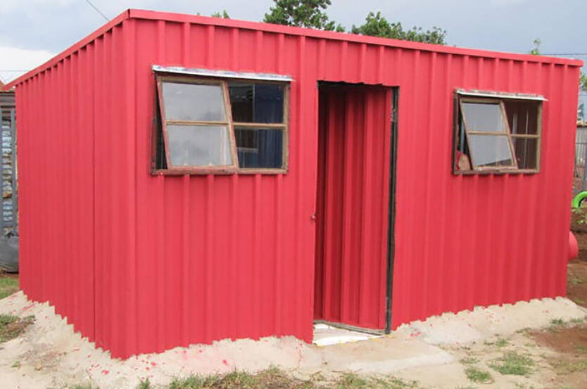 Küchengebäude KITA Nkululeko In der Zwischenzeit konnte die definitive Schlussabrechnung für den Bau der KITA NKULULEKO erstellt werden. Erfreulicherweise konnten wir dank unseren grosszügigen Spendern aus der ganzen Schweiz und dank dem Einsatz des Bauteams und JAM Schweiz bzw. JAM Südafrika einen Spendenüberschuss verzeichnen. Bereits im vergangenen Jahr 2014  wurde mit den Spenden die Ernährung der Kinder von NKULULEKO finanziert. Ein neuer Rasenmäher, Bücherregale und diverse weitere Utensilien konnten neu angeschafft und aus den Spenden finanziert werden. Erfreulich ist auch, dass die Toiletten endlich an die öffentliche Wasserleitung angeschlossen wurden.