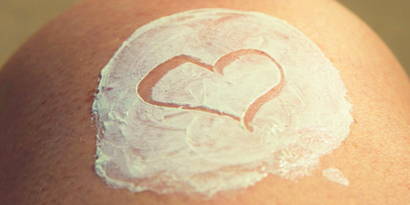 Peau sèche Blog Grossesse - que faire avec la peau sèche ? 18°C température ambiante, douches tièdes, pH, préférer des ingrédients de haute qualité, laisser la peau s'engraisser naturellement, compenser la perte de liquide, utiliser de la vitamine D et des produits contenant de l'huile et de la cire d'abeille. Pour plus de conseils :