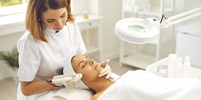 Création d'une entreprise individuelle Andrea vit encore chez ses parents et a terminé sa formation d'esthéticienne il y a quelque temps. Cependant, elle rêve depuis longtemps d'avoir son propre institut de beauté.