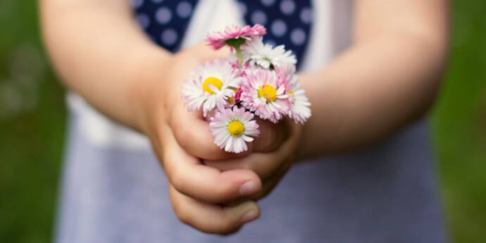 Hilfe in Notlage Die Herzensspende hilft in Notlagen – Mein Mann hatte seinen Job verloren und war auf der Suche nach einer neuen Arbeitsstelle. Dann erlitt er aus heiterem Himmel einen Hirnschlag. Ich stand da mit zwei vorschulpflichtigen Kindern und hochschwanger. Kurze Zeit darauf kam unser drittes Kind zur Welt.