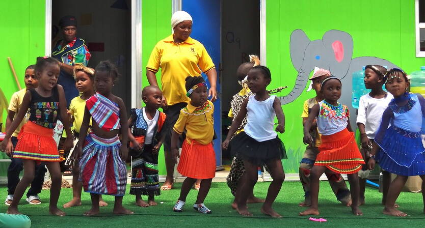 Die Kinder von Nkululeko Dank dem Bauteam und der Grosszügigkeit von vielen Personen, Firmen und Institutionen, haben die Kinder nun die Voraussetzungen, die sie benötigen, um zu spielen und zu lernen. Die Entwicklungsorganisation JAM beobachtet aufmerksam den Fortschritt der Kita und es freut uns unwahrscheinlich zu hören, wie sich die Entwicklung der Kinder – sozial, emotional und intellektuell – durch diese positive Veränderung beschleunigt.