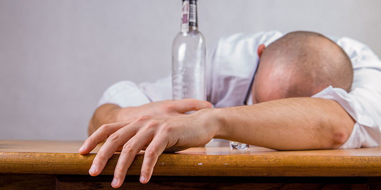 Alkoholismus Seit der Trennung von ihrem Mann geht es ihnen finanziell immer schlechter. Ihr Mann leidet an einer Alkoholabhängigkeit und will sich nicht helfen lassen. Die Kinder sind noch klein und die ganze Verantwortung liegt bei ihr. Die Alimente bleiben aus, was für Frau Müller zu einer zusätzlichen Belastung wird.