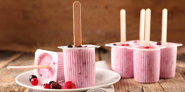 Joghurteis mit Früchten oder Beeren Unsere 5 Tipps zeigen Ihnen auf, wie Sie ganz einfach auf den lockenden Lieblingsschoggiriegel vom Kiosk oder die "brandgefährliche" Chipstüte von der Tanke verzichten können. Unser Joghurteis mit Früchten oder Beeren wird auch Ihr Herz höher schlagen lassen. Rezept für 6 Portionen Genuss inklusive.