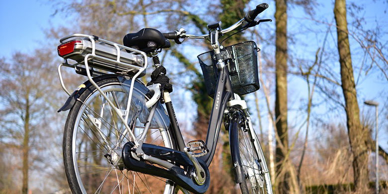 Biciclette e bici elettriche Di quale assicurazione avete bisogno per assicurare la vostra bicicletta o e-bike? L'assicurazione mobilia domestica copre i danni? Avete bisogno di una targa per la vostra e-bike? Leggi come prenderti cura della tua bici o e-bike e scopri come la batteria della tua bici dura più a lungo.
