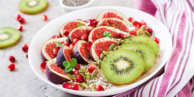 Rezept Porridge Blog Schwangerschaft – Porridge. Hafer, die unterschätzte Getreidesorte hilft während der Schwangerschaft gegen diverse Schwangerschaftsbeschwerden. Haferbrei verhilft zum langanhaltenden Sättigungsgefühl, bindet Magensäure (Sodbrennen, Magenbrennen, Schwangerschaftsübelkeit) und enthält wenig Zucker.