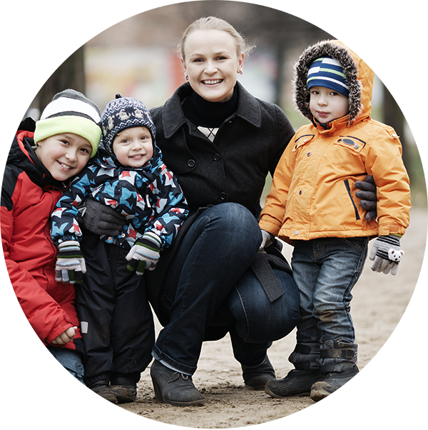 Stimmen zur Herzensspende Finanzielle Unterstützung – Frau Schmid ist wegen einer plötzlichen Erkrankung für längere Zeit ans Bett gebunden. Die Kosten für eine Haushaltshilfe sind über die Zusatzversicherung bei der Krankenkasse gedeckt. Doch für die drei Buben muss kurzfristig eine Fremdbetreuung organisiert werden.