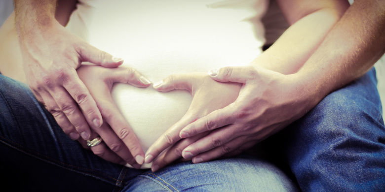 Liebe Miriam ist ungewollt schwanger. Sie hat mit ihrem Mann bereits eine 3jährige Tochter aber sie hatte es geahnt: "Mein Mann schreibt mit einer anderen Frau und umwirbt sie!" Das hat sie auf seinem Handy schwarz auf weiss gelesen. "So ein Schuft", denkt Miriam und "ich will das Kind auf keinen Fall behalten!"