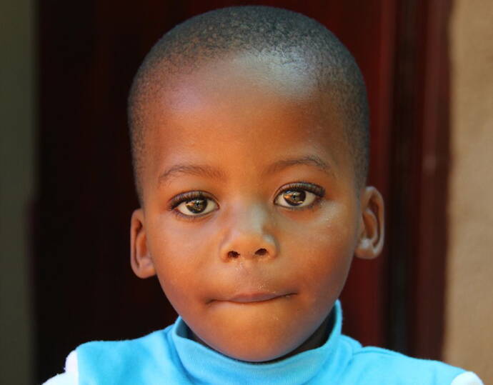 KITA Nkululeko in Orange Farm Dank dem Einsatz und der Solidarität vieler Menschen in der Schweiz, steht die neu gebaute KITA Nkululeko in Orange Farm, Südafrika nun bereits über ein Jahr. Mama Gladys und ihre Mitarbeitenden hegen und pflegen sie mit viel Hingabe und die Kinder fühlen sich wohl und aufgehoben in ihrer KITA.